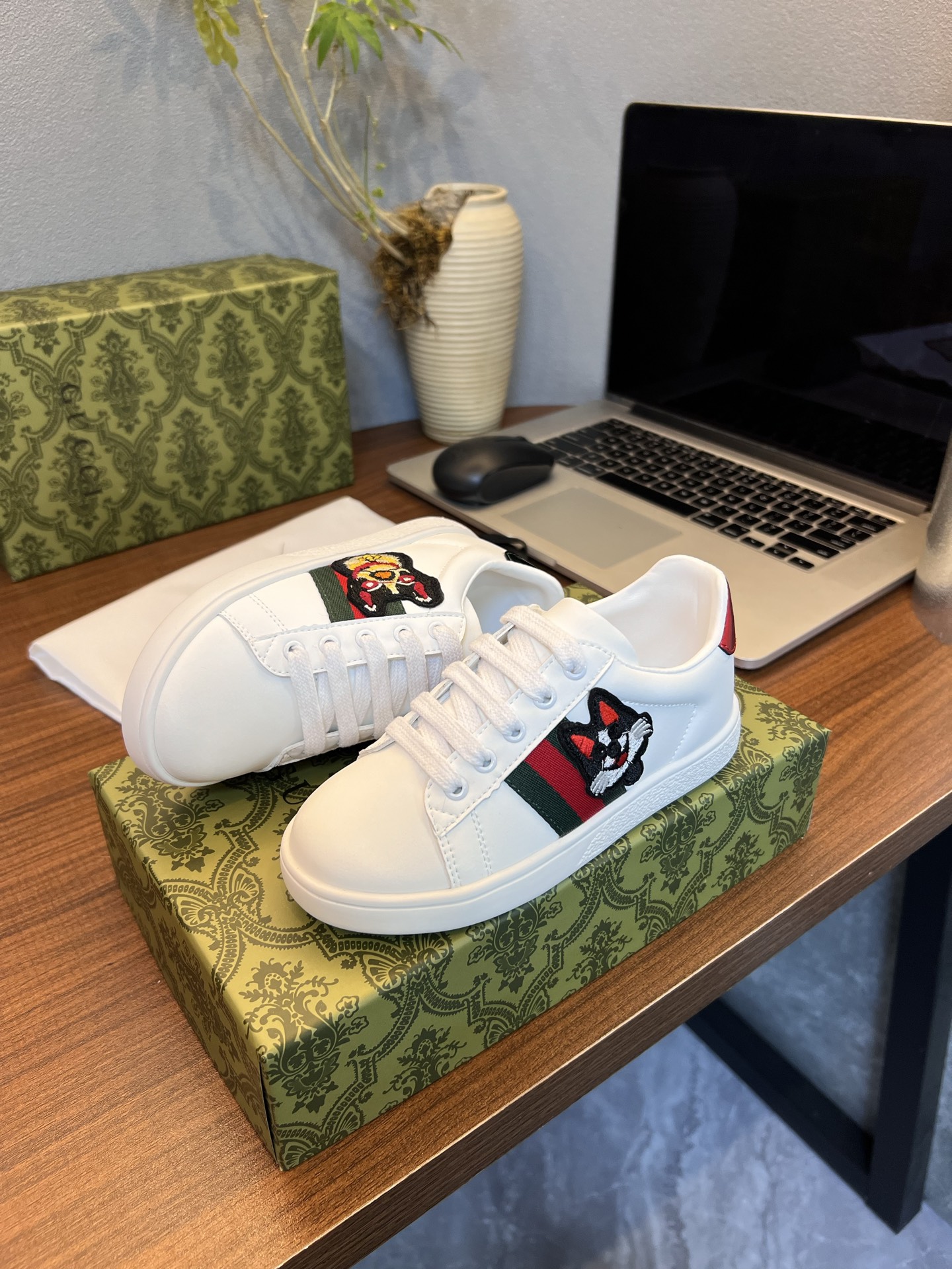 Children's shoes child